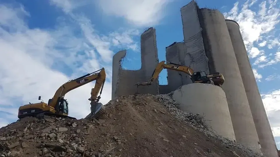 Servicio de demoliciones en zapopan con personal y maquinaria especializada, enfocado en seguridad, retiro de escombro y avance de obra en Zapopan y Guadalajara.