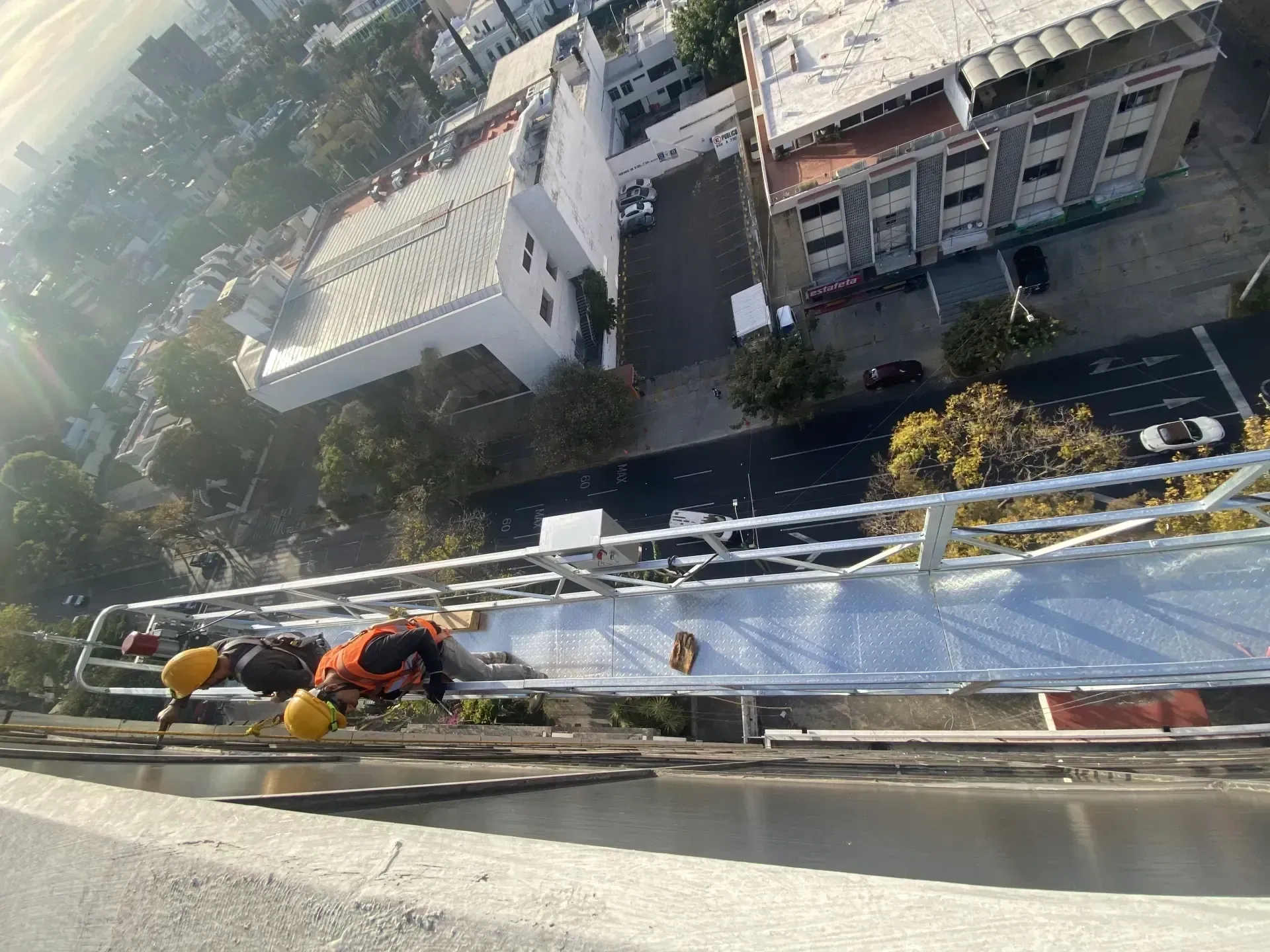 Servicio de demoliciones en zapopan con personal y maquinaria especializada, enfocado en seguridad, retiro de escombro y avance de obra en Zapopan y Guadalajara.