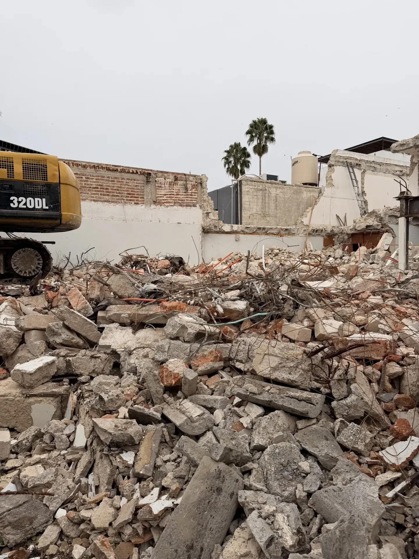 Servicio de demoliciones en zapopan con personal y maquinaria especializada, enfocado en seguridad, retiro de escombro y avance de obra en Zapopan y Guadalajara.