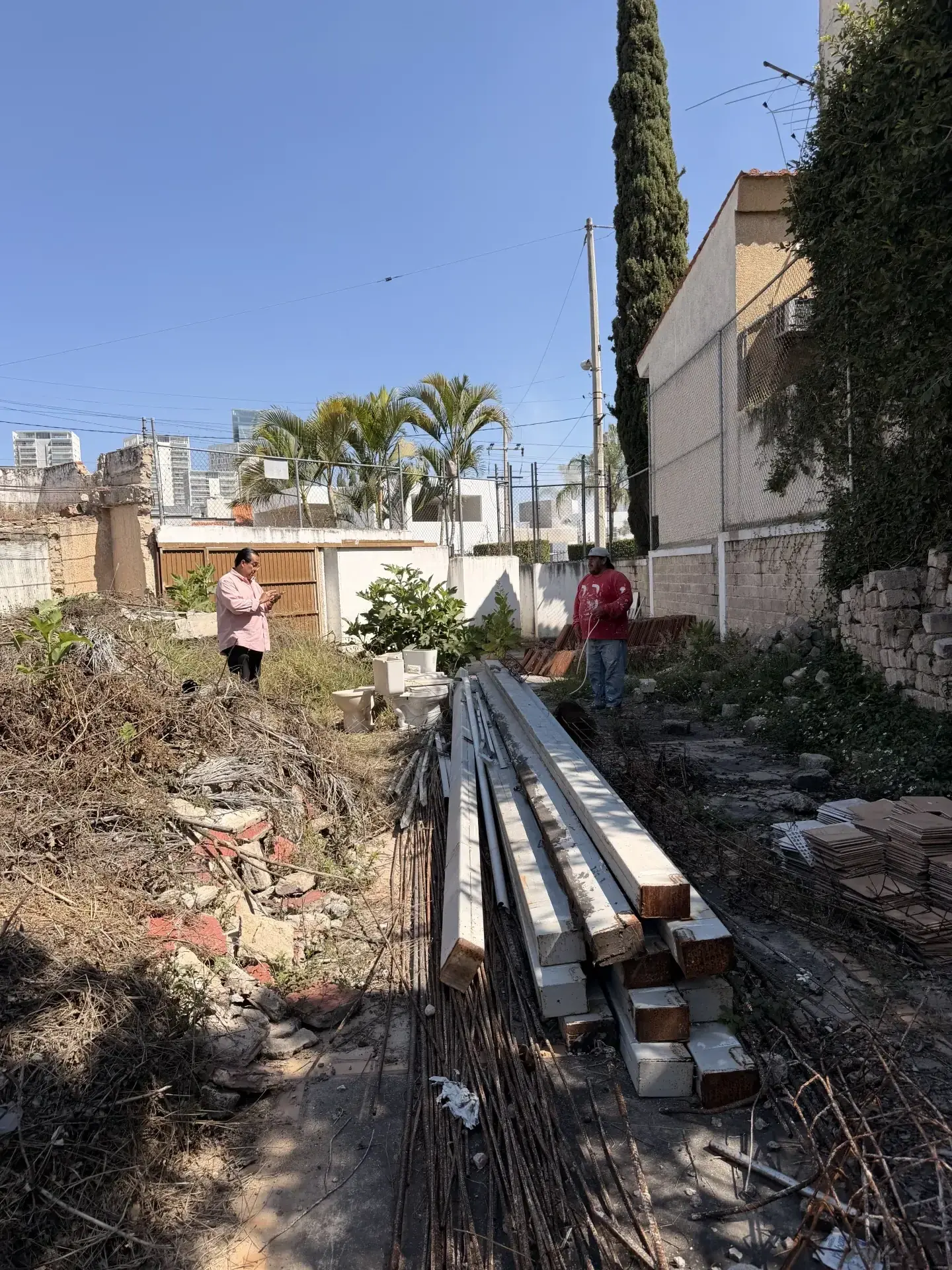 Servicio de demoliciones en zapopan con personal y maquinaria especializada, enfocado en seguridad, retiro de escombro y avance de obra en Zapopan y Guadalajara.
