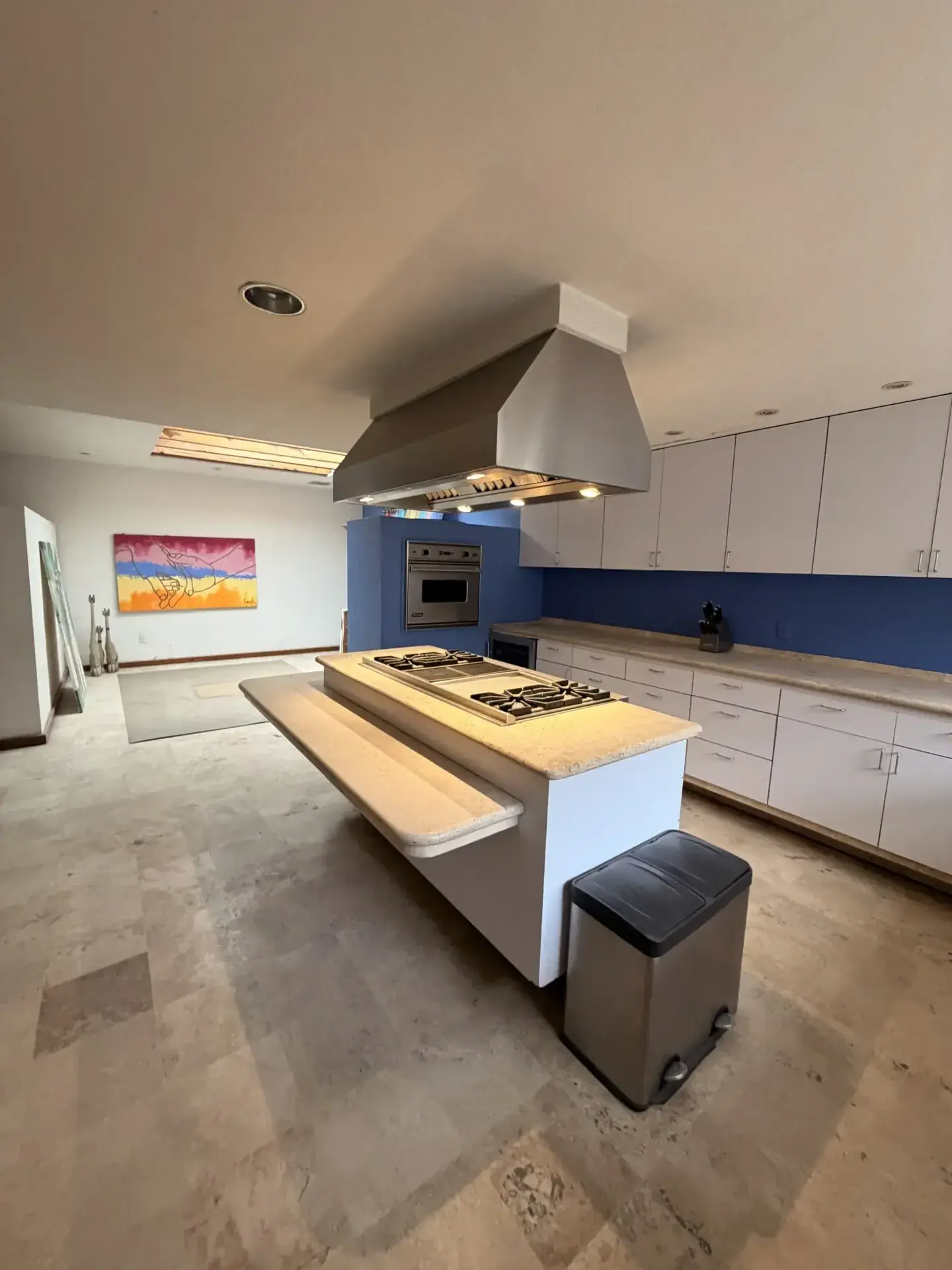 Vista de una cocina residencial con isla central, estufa y campana, ideal para demolición o renovación en Zapopan.