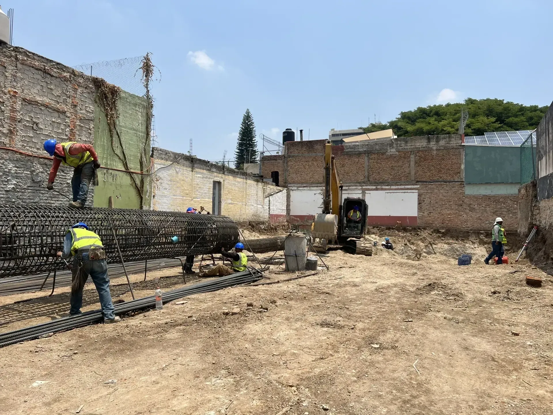Servicio de limpieza de escombro con personal y maquinaria especializada, enfocado en seguridad, retiro de escombro y avance de obra en Zapopan y Guadalajara.