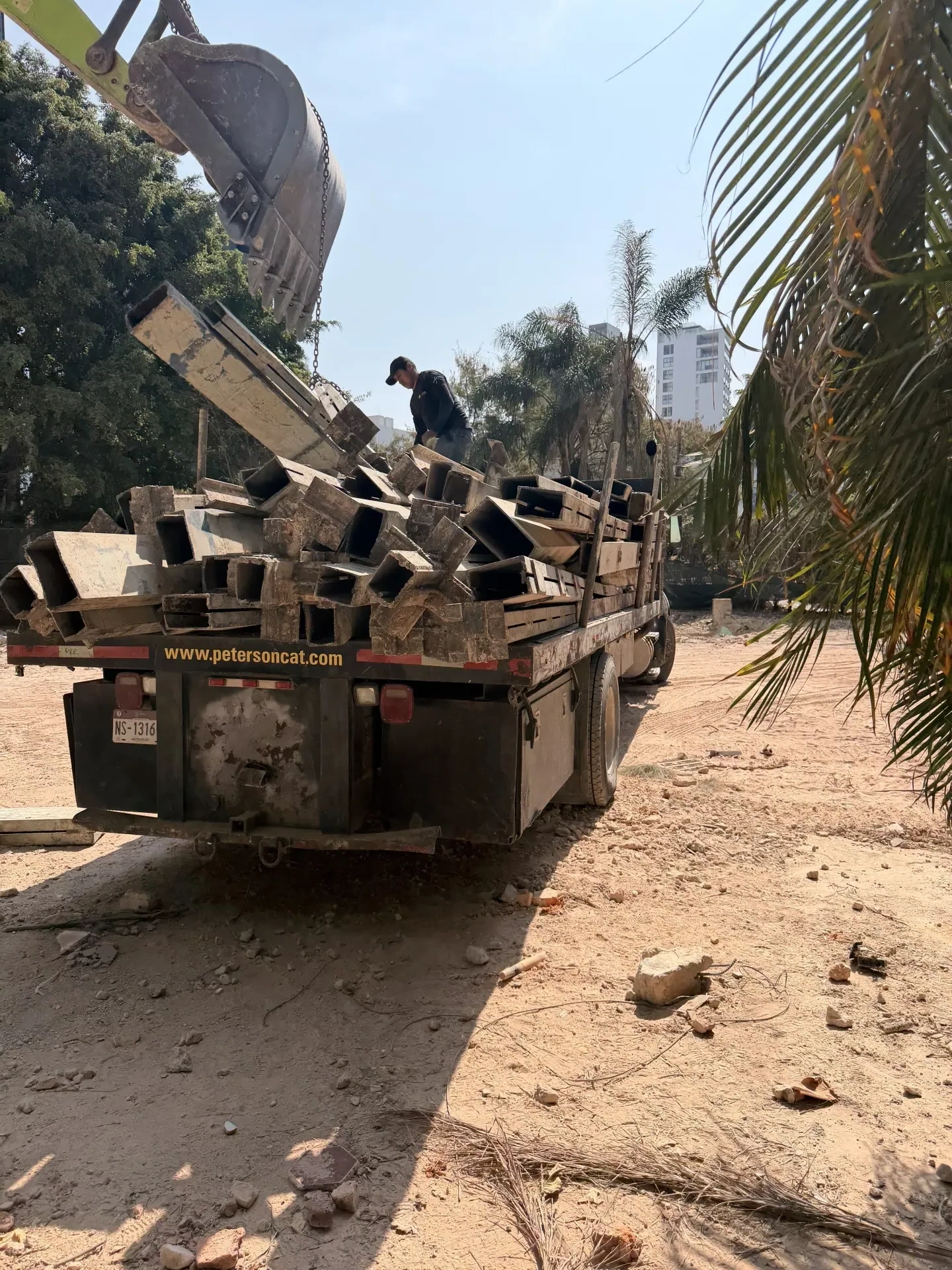 Servicio de limpieza de escombro con personal y maquinaria especializada, enfocado en seguridad, retiro de escombro y avance de obra en Zapopan y Guadalajara.