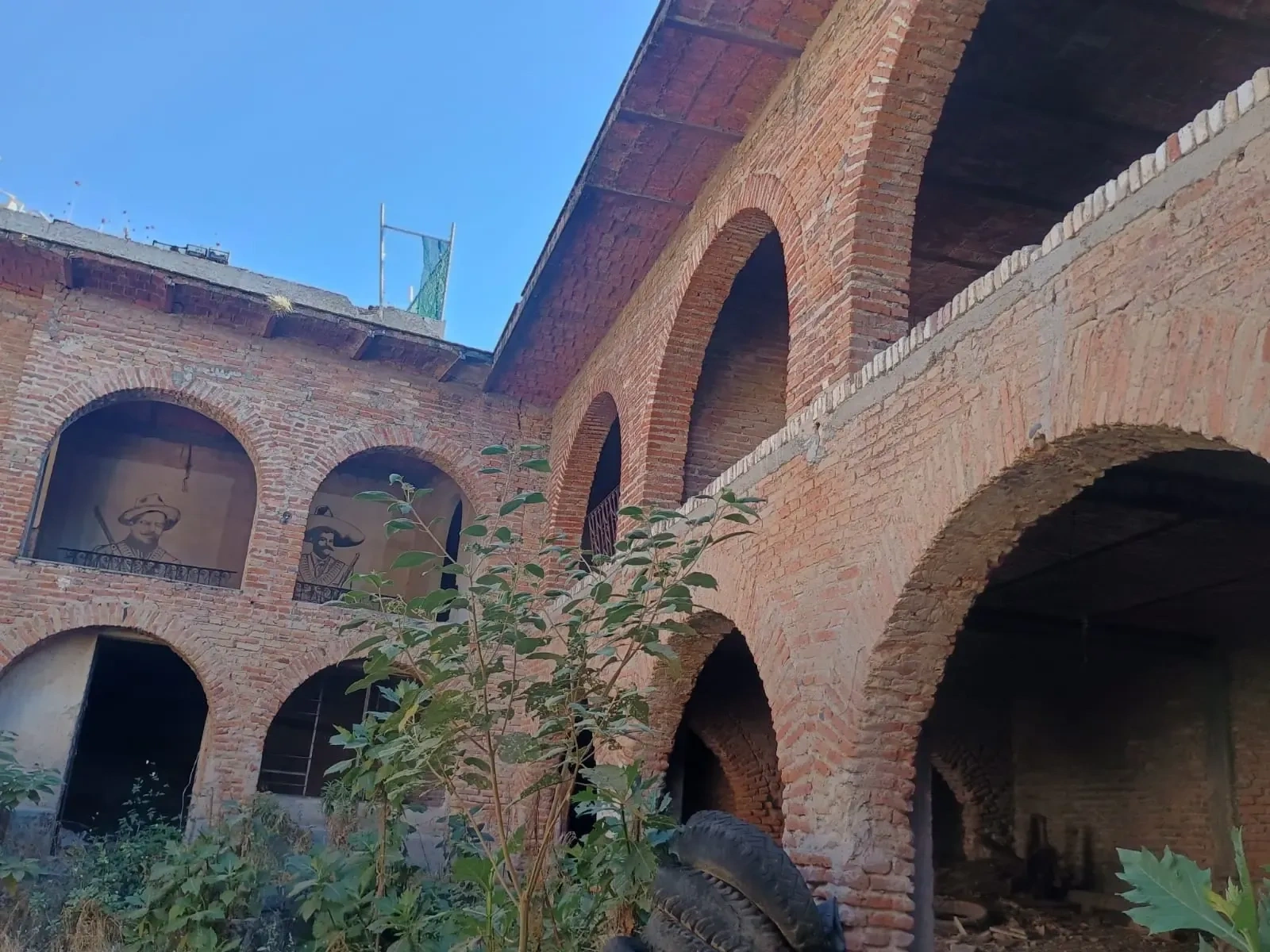 Servicio de limpieza de escombro con personal y maquinaria especializada, enfocado en seguridad, retiro de escombro y avance de obra en Zapopan y Guadalajara.