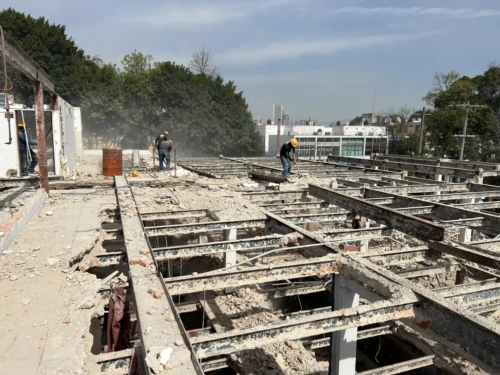 Servicio de proyecto de construccion con personal y maquinaria especializada, enfocado en seguridad, retiro de escombro y avance de obra en Zapopan y Guadalajara.